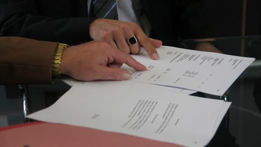 Freelancer die een payroll-contract doorleest aan een bureau