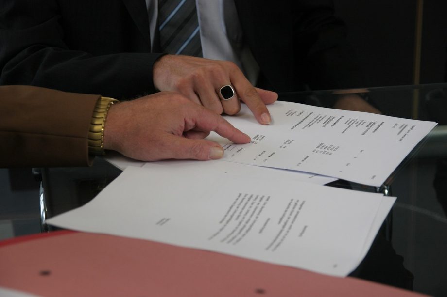 Freelancer die een payroll-contract doorleest aan een bureau